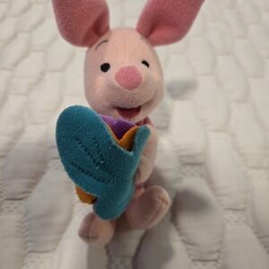 1999 Mattel Small Miniature Whinne The Poohs's Piglet Holding Flower Collectable